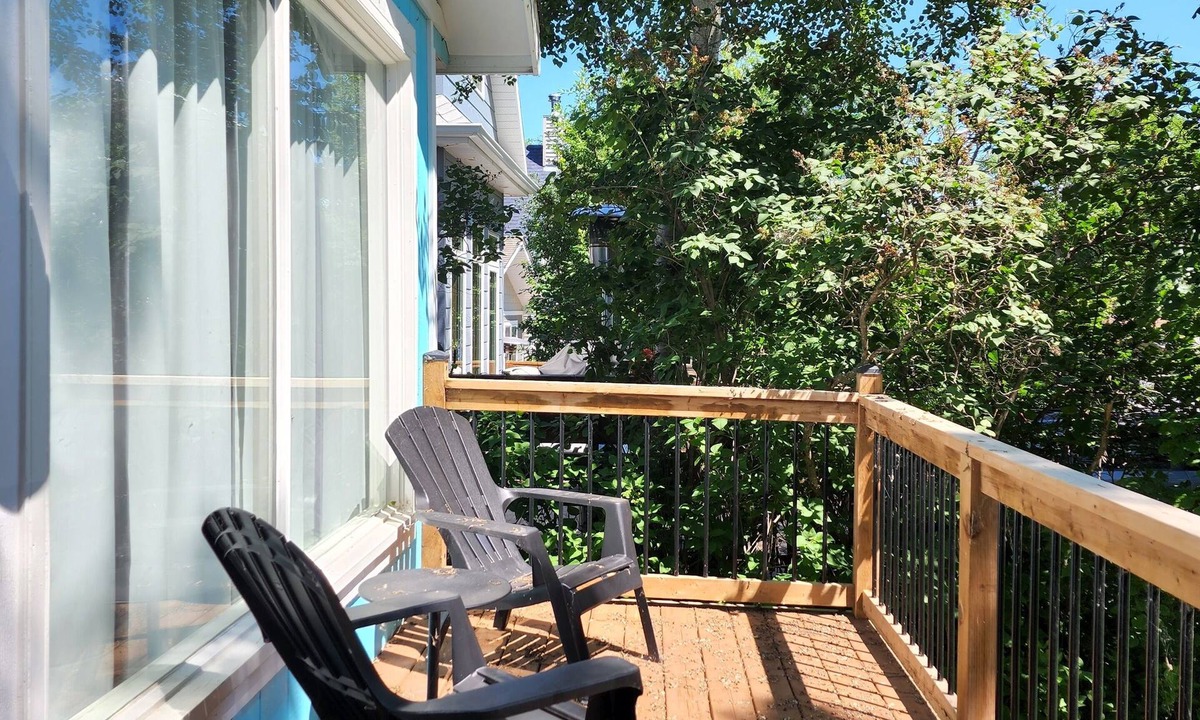 Grand Beach Cabin | Bright & Blue Grand Beach beach house!