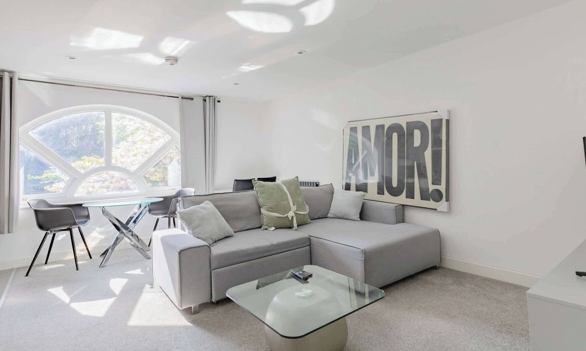 Rotherhithe Apartment | Bright Canal-Side Flat, Canada Water