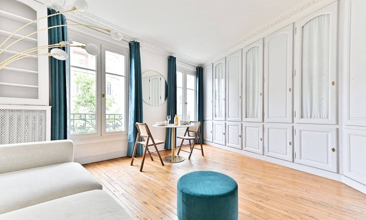 Saint-Lambert Apartment | Bright, central Haussmann apartment