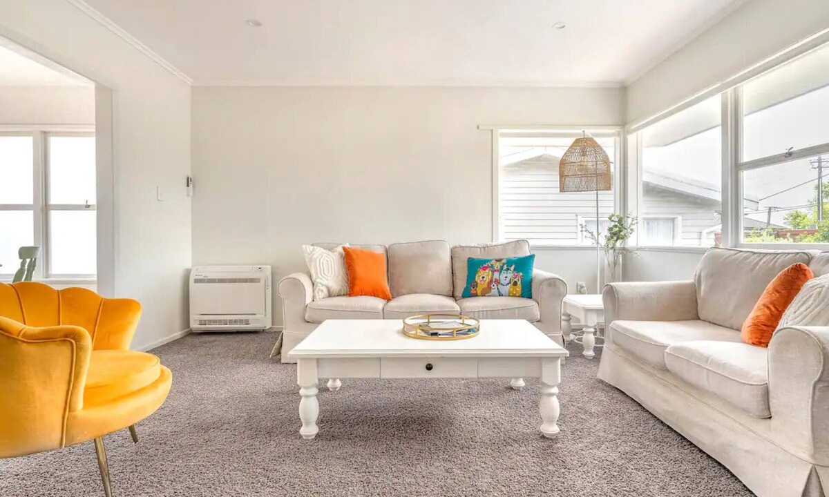 Forrest Hill House | Bright & Central Home with Mini Golf Area