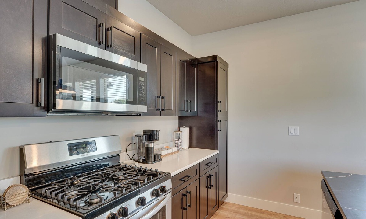 Central Point House | Bright Central Point Home w/Deck & Mountain Views