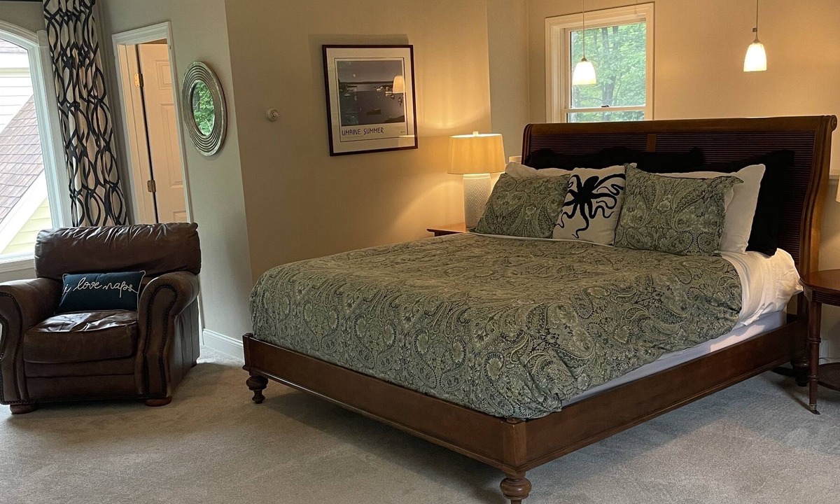 Stratham Apartment | Bright Clean Comfortable Apartment/Studio Sleeps 4