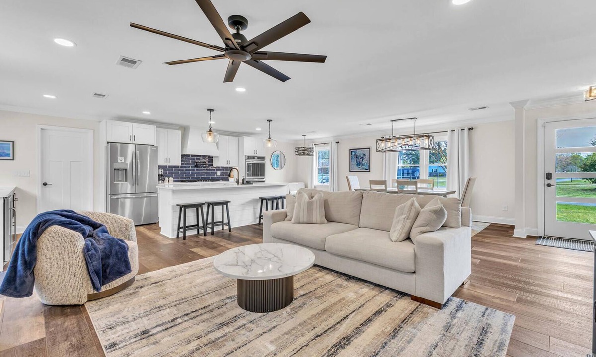 Wilmington House | Bright Coastal Getaway. Modern and Relaxing. Near Beaches.
