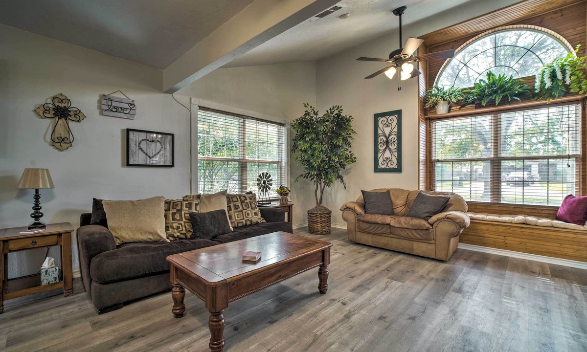 Villa West Cottage | Bright College Station Abode: 3 Mi to Kyle Field