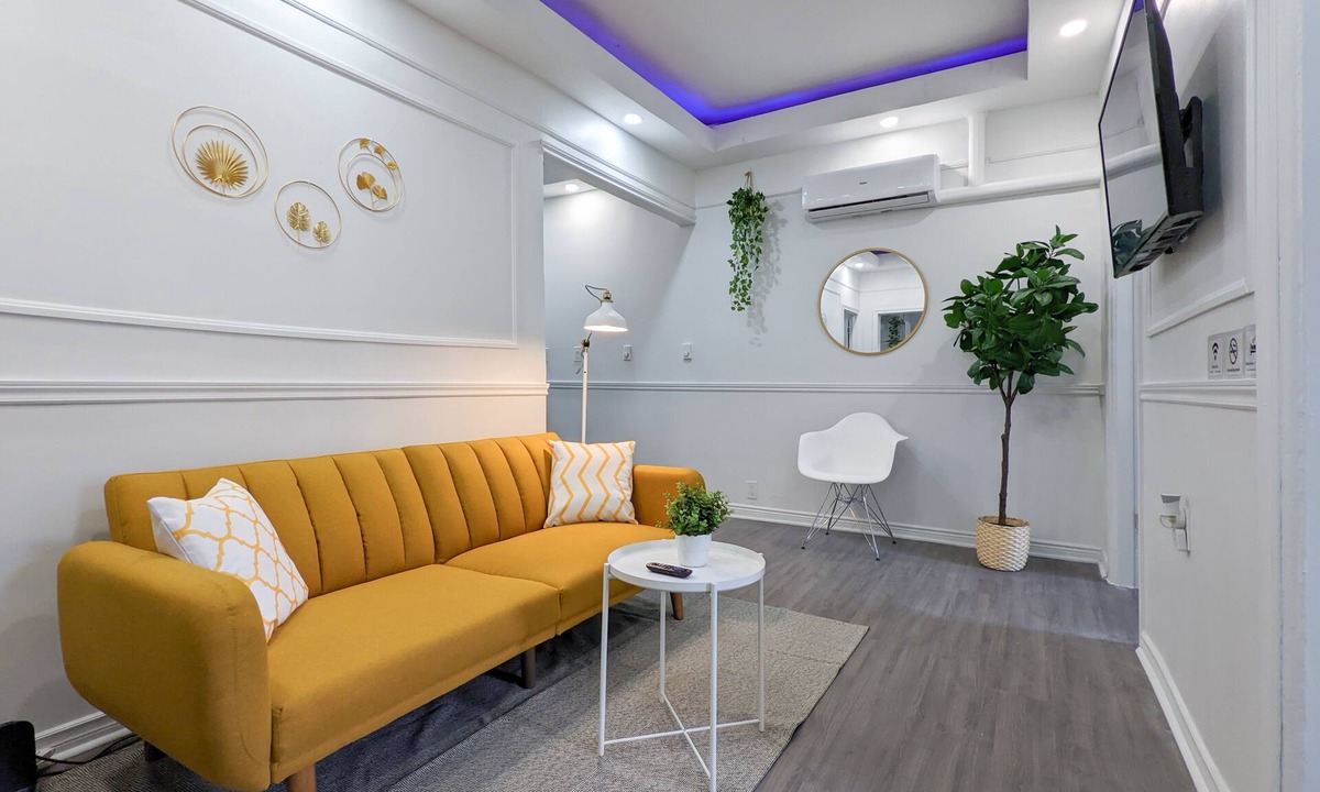 Windsor House | Bright & colorful downtown gem with free parking