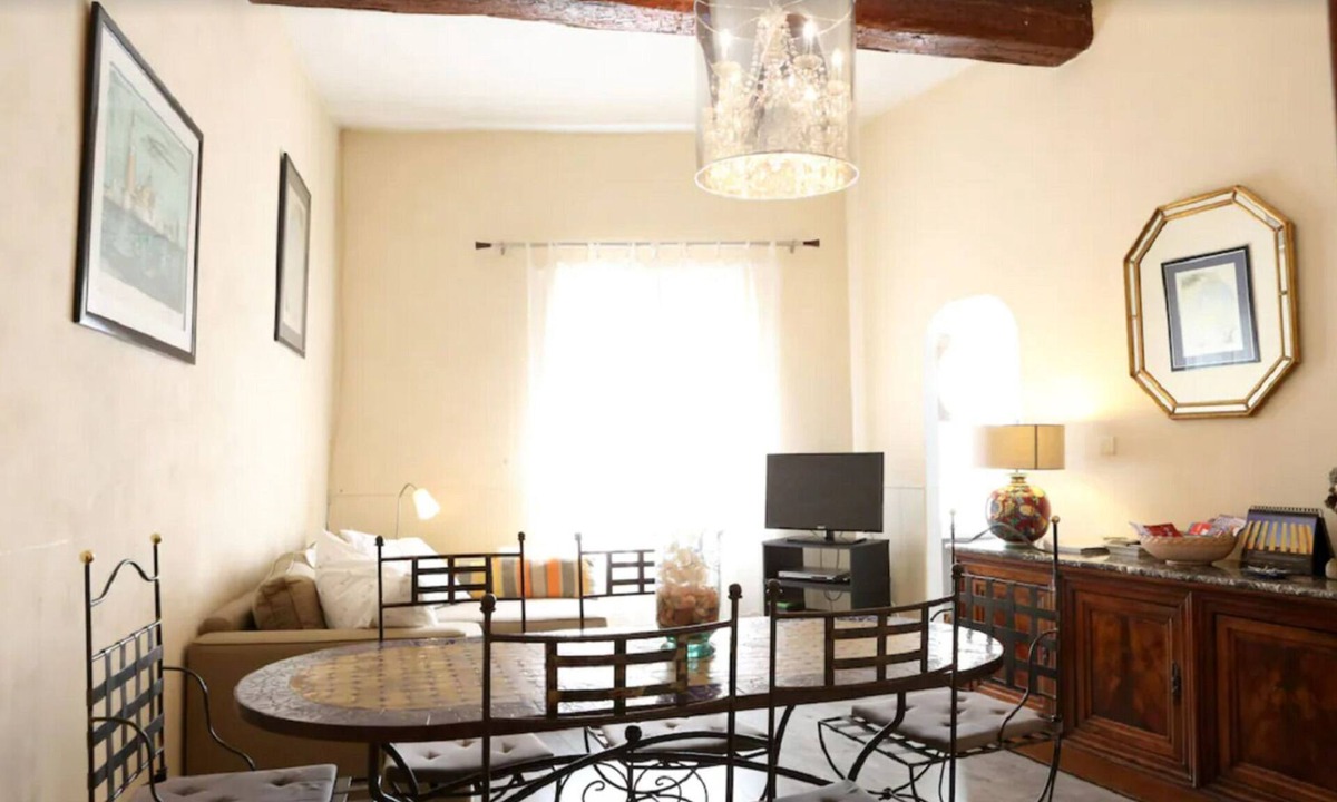 Avignon City Centre Apartment | Bright, comfortable apartment in old house
