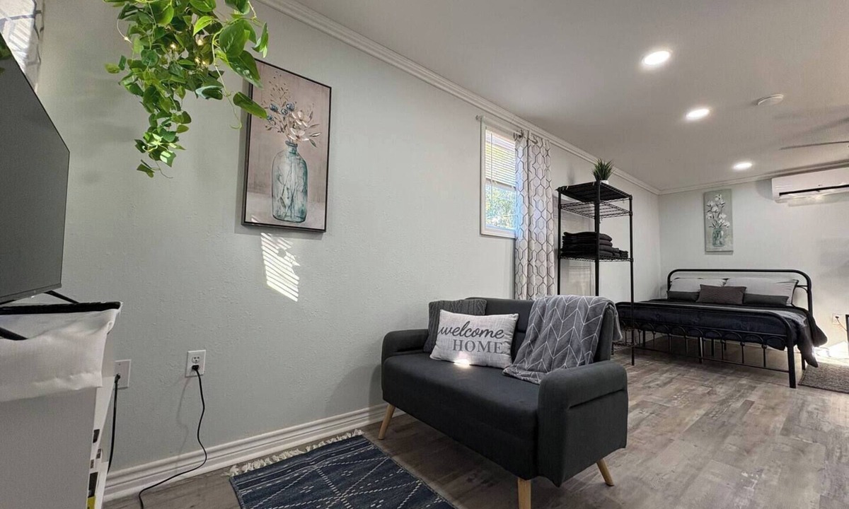 Turner Park Apartment | Bright & Comfortable Bungalow!