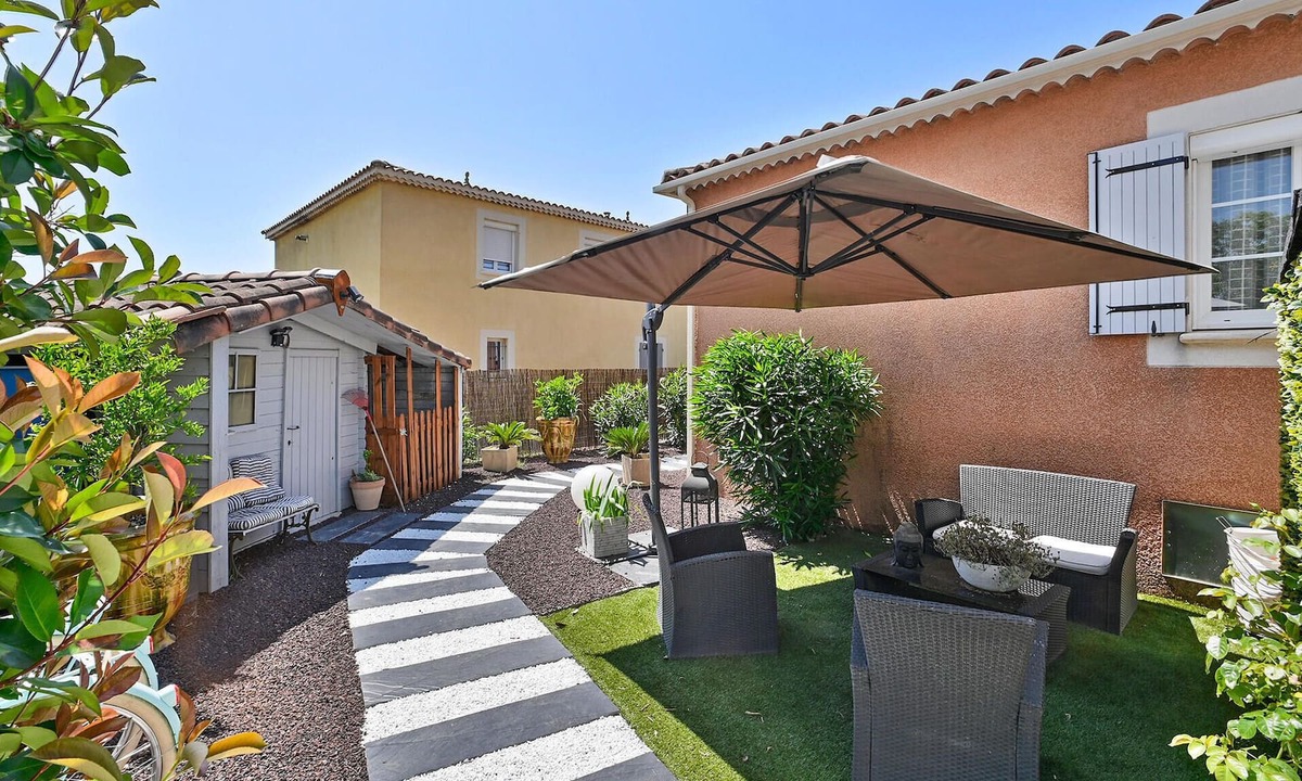 Sorgues House | Bright, comfortable cottage with whirlpool.