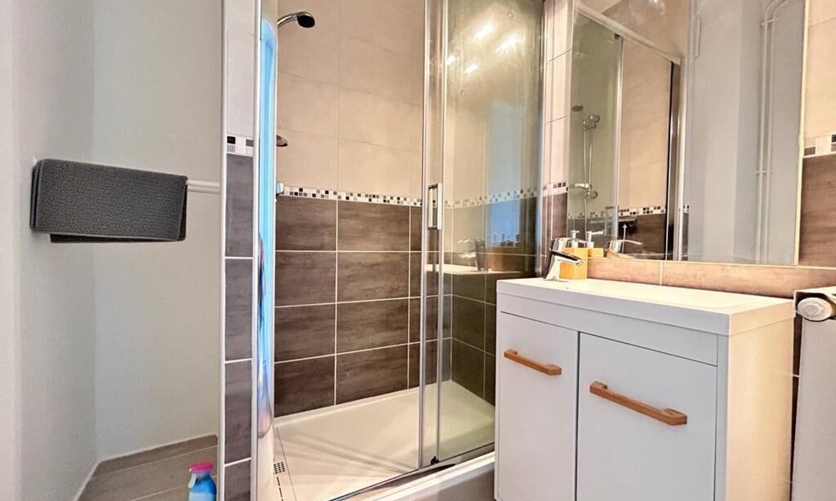 Teilhard Apartment | Bright, comfortable studio close to hospitals