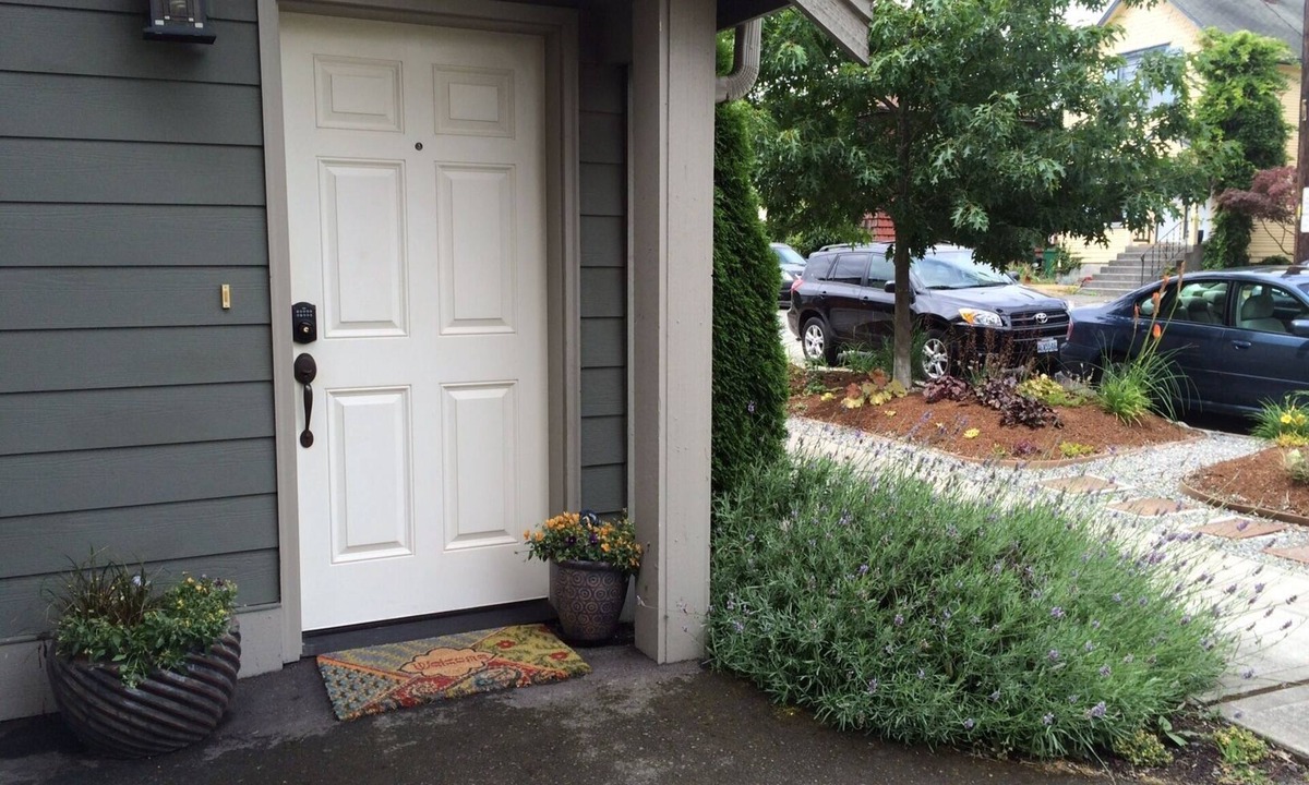 Old Ballard House | Bright, comfy 1-bedroom townhome in Ballard, Seattle perfect for your getaway