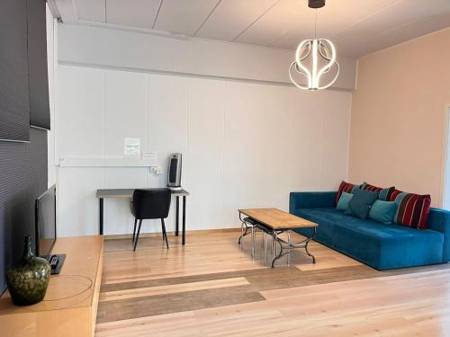 Uster District Apartment | Bright, comfy, industrial looking