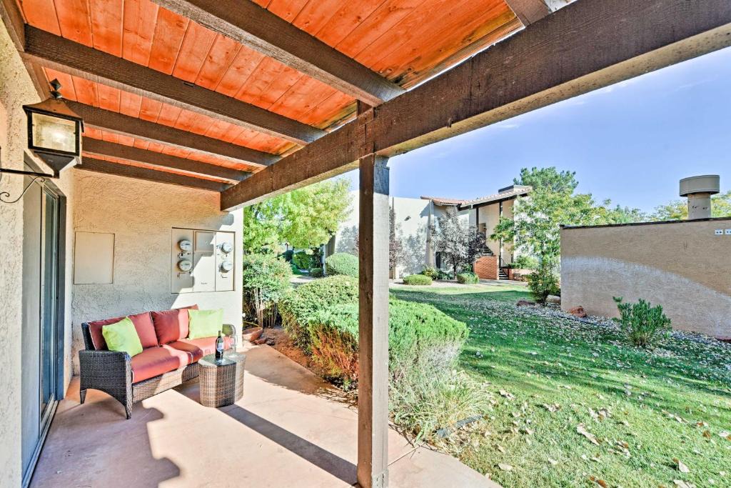 Oak Creek Apartment | Bright Condo with Pool Access and Patio Less Than 8Mi to Sedona