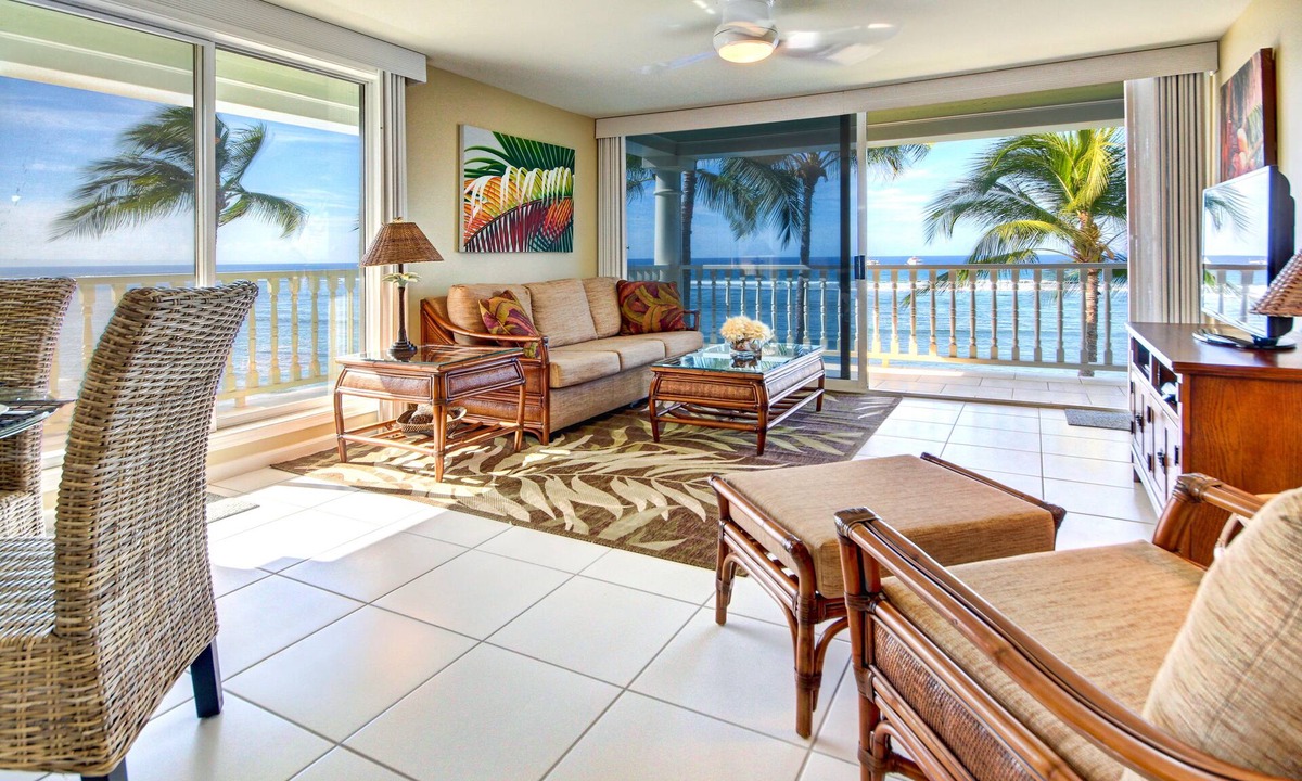 Historic Lahaina Front Street Condo | Bright Corner Oceanfront Unit with Stunning Sunsets