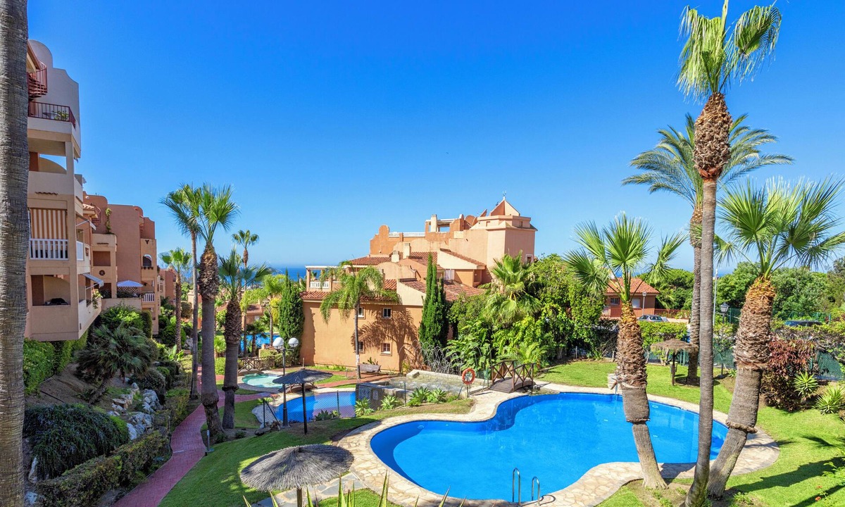 Urbanizacion Hacienda las Chapas Apartment | Bright Cosy Penthouse With 4 Big swimming-Pool and Garage, Elevator, Wi-Fi 🌞