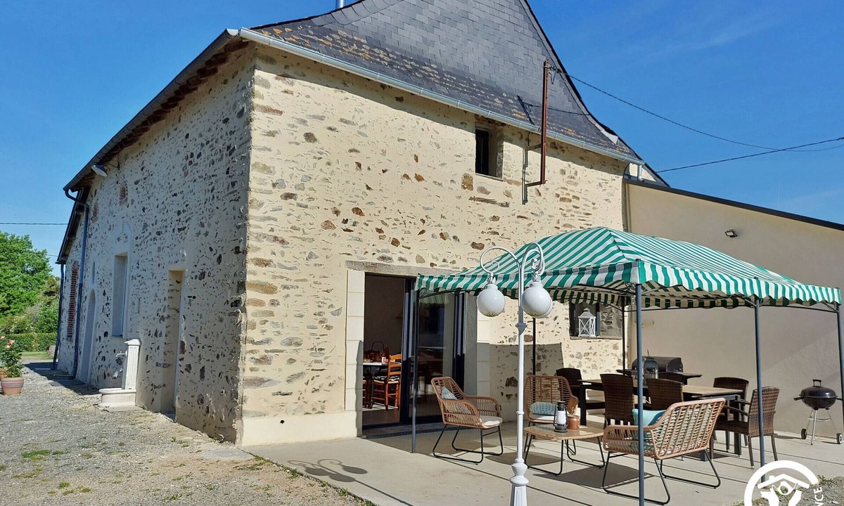 Mee Cottage | Bright cottage for 6, ping-pong, hiking, near Craon