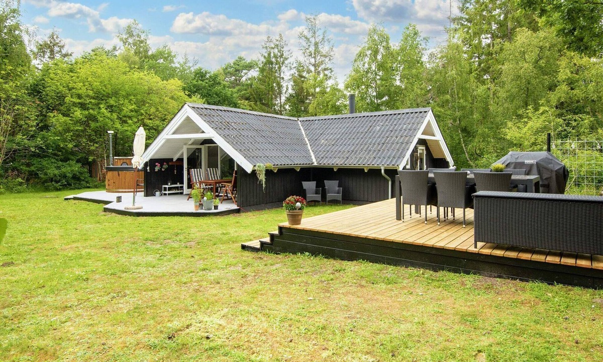 Øksenmølle House | Bright Cottage with Hot Tub