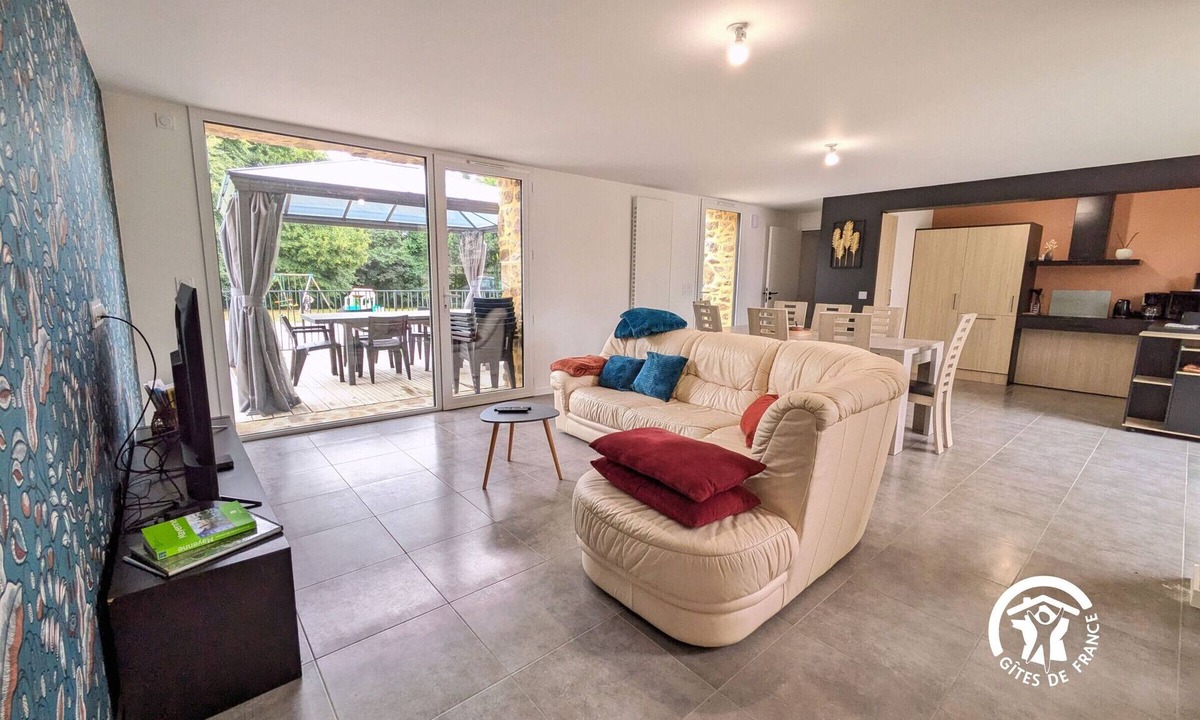 Andouille Cottage | Bright cottage with heated pool and PMR access, near Laval