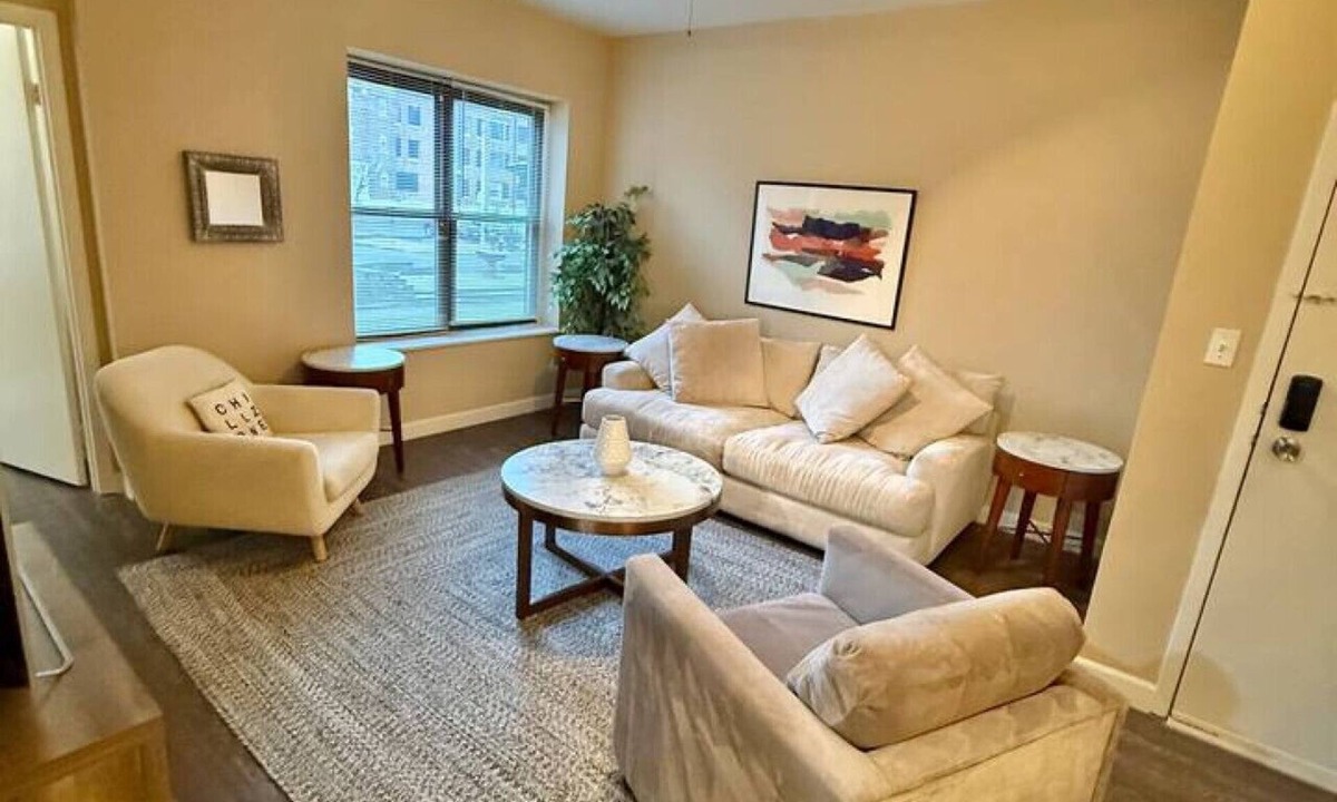 DeBaliviere Place Apartment | Bright & Cozy 1BR Walk to Forest Park