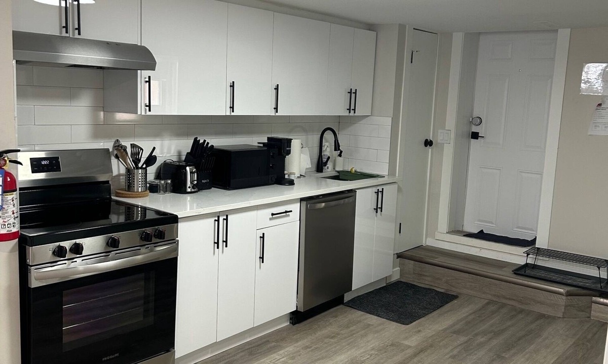 Northwest Calgary House | Bright & Cozy 2-Bedroom Suite