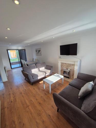 Northampton Apartment | Bright & Cozy 3 Bed House with Parking