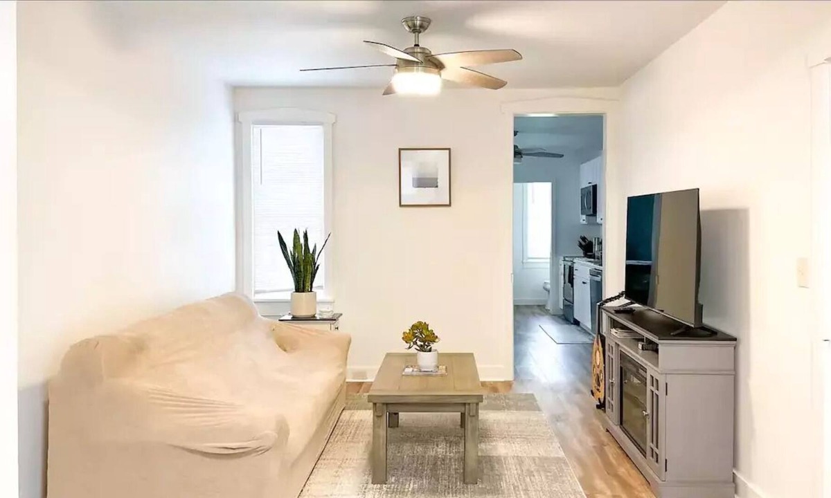 Akron House | Bright & Cozy - Country Townhome - 5 Star Haven