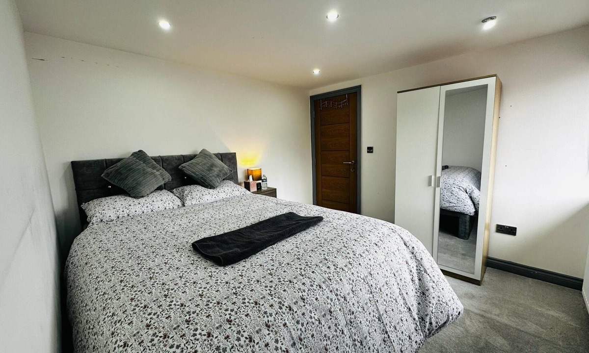 Broadheath House | Bright & Cozy Double Room