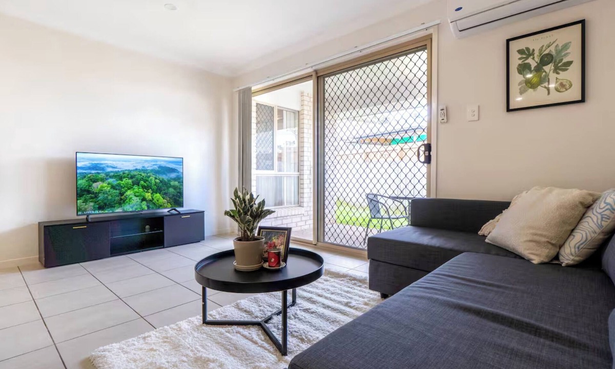 Waterford West House | Bright & Cozy Duplex near Logan Central Comforts