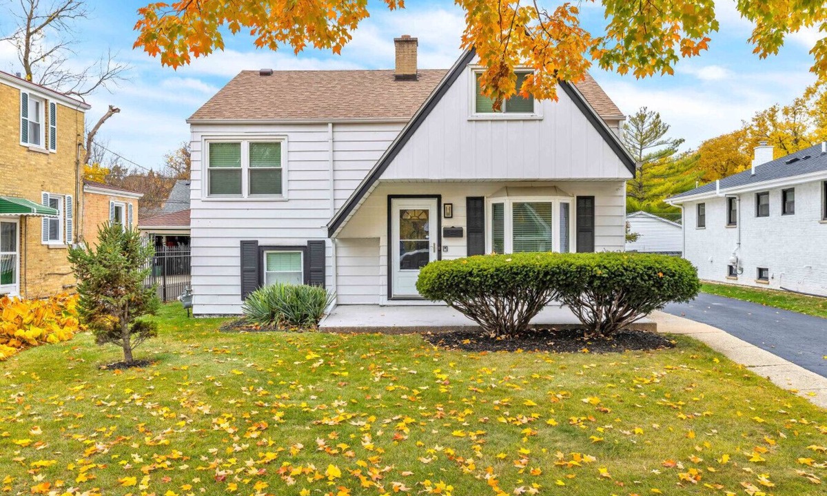 Elmhurst House | Bright & Cozy Elmhurst Stay 3BR/2BA