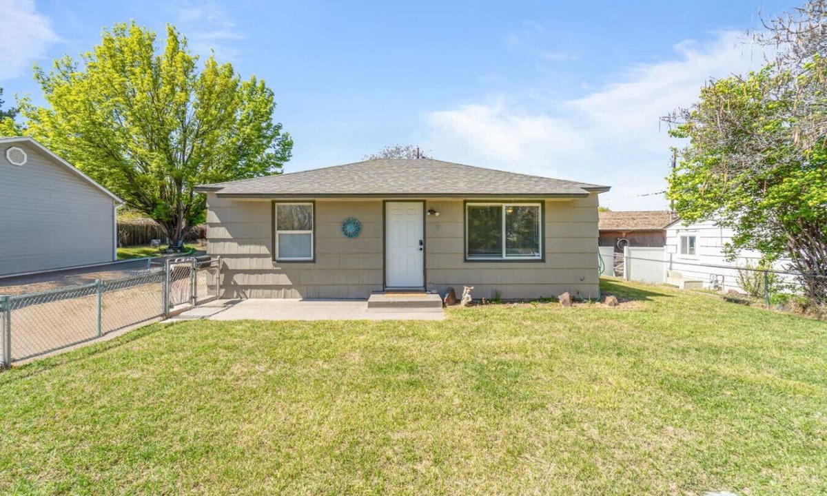 Kennewick House | Bright & Cozy Home