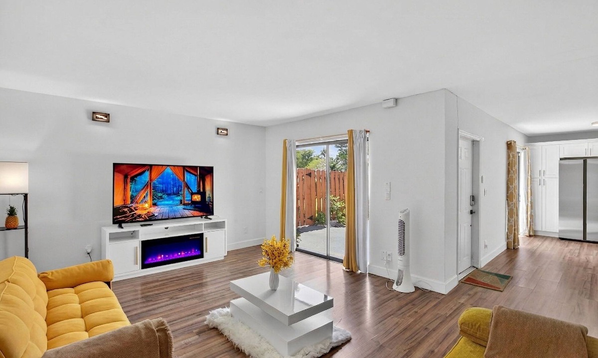Hamlet House | Bright & Cozy Townhome · Pool & Near Downtown