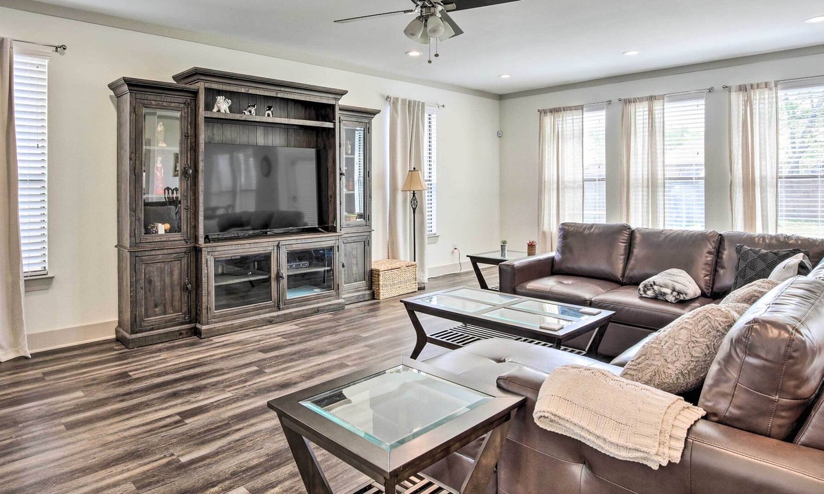West Dallas House | Bright Dallas Home w/ Private Yard & Grill!