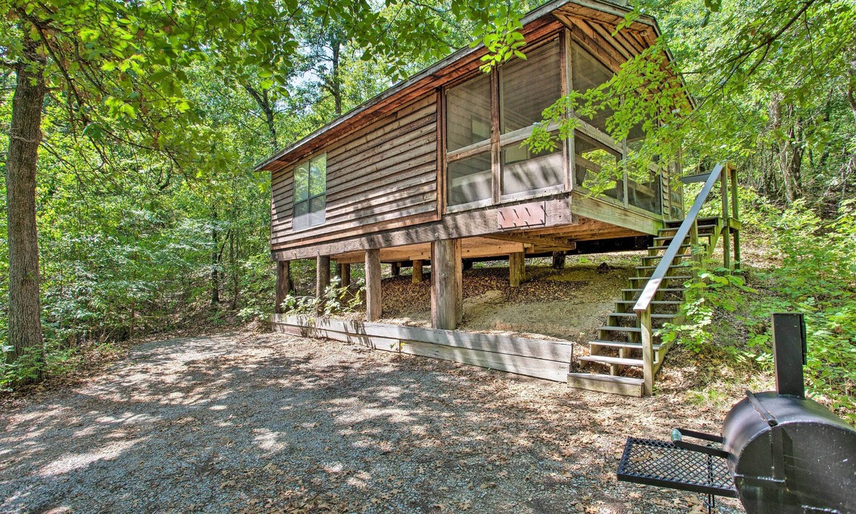 Davis Apartment | Bright Davis Escape w/Screened-In Porch!