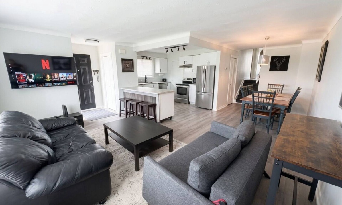 Grantham House | Bright Designer 2BR Bungalow - Private Deck & Yard