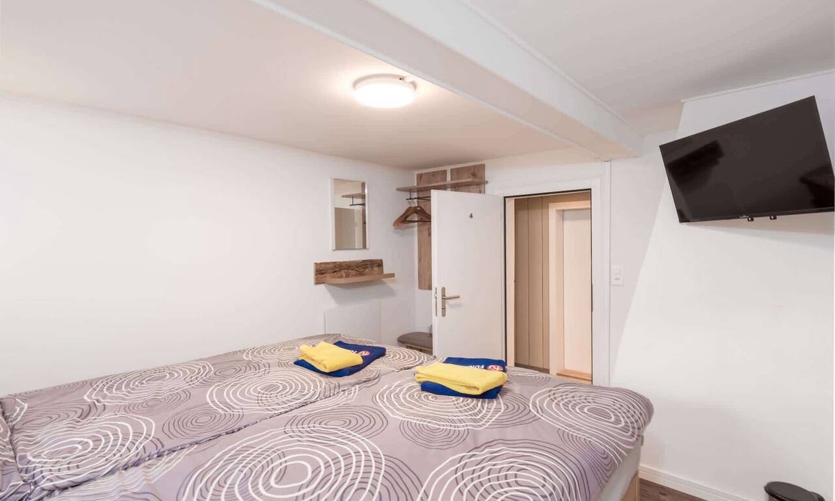 Naefels House | Bright Double Room near Glarus, 10min to Walensee