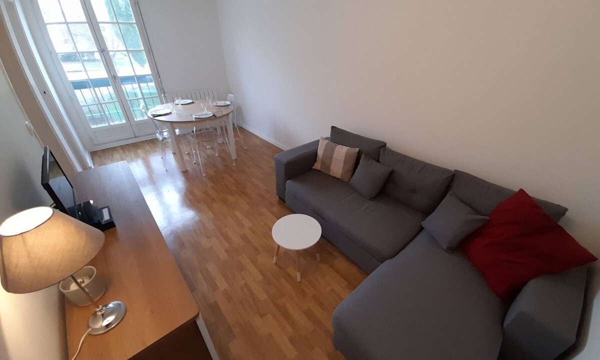 La Roche-Posay Apartment | Bright downtown T2 with Wi-Fi, washing machine and dishwasher