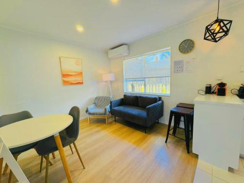 Mount Eden Apartment | Bright Eden Park two bed townhouse private parking