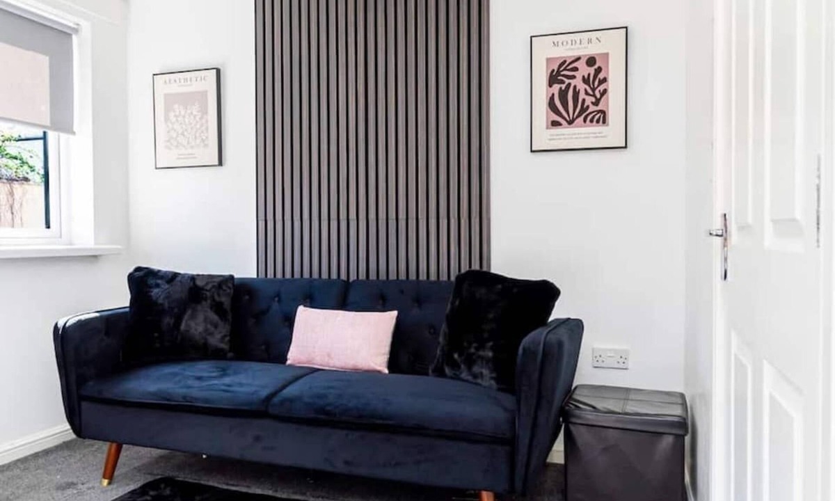 Plasnewydd Apartment | Bright Elms 1 | Sleeps 7 | Free Parking