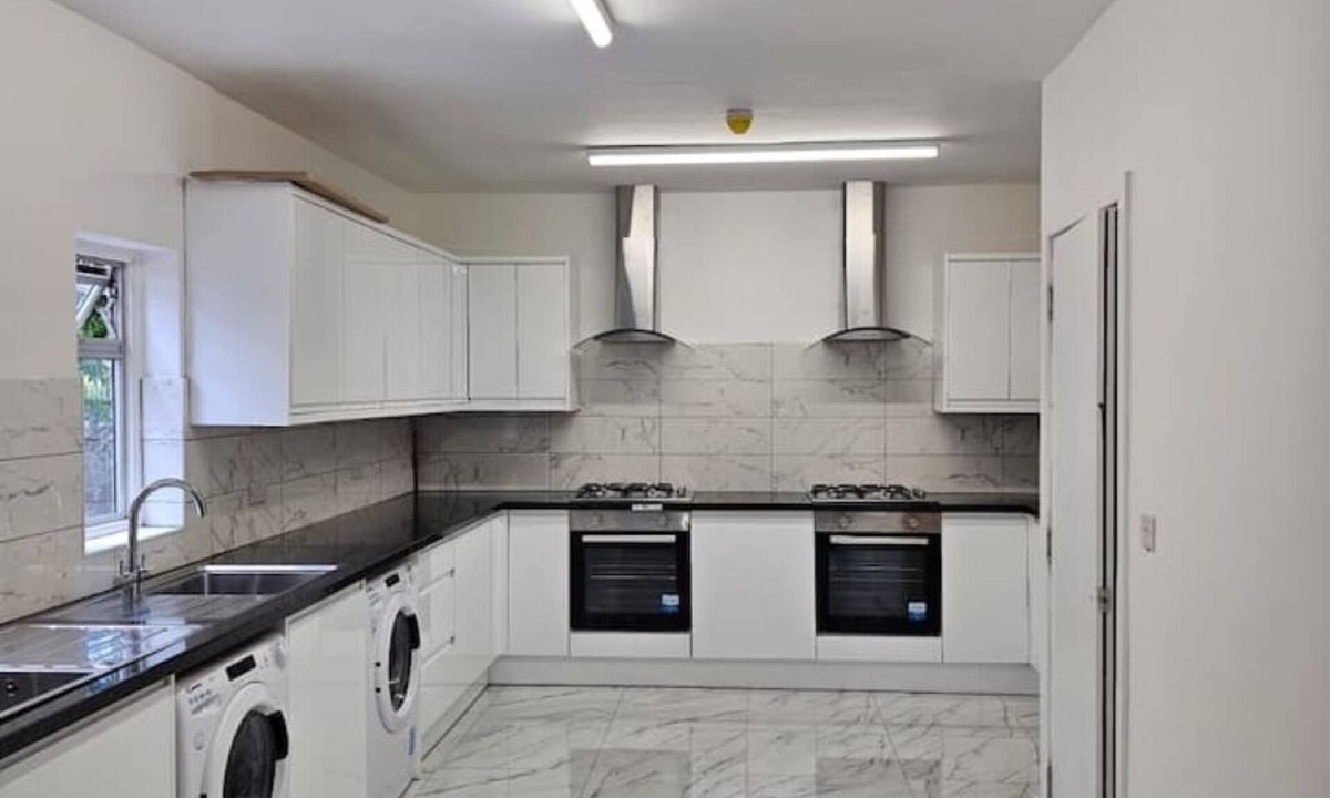 Ponders End Apartment | Bright En-suite Double Room