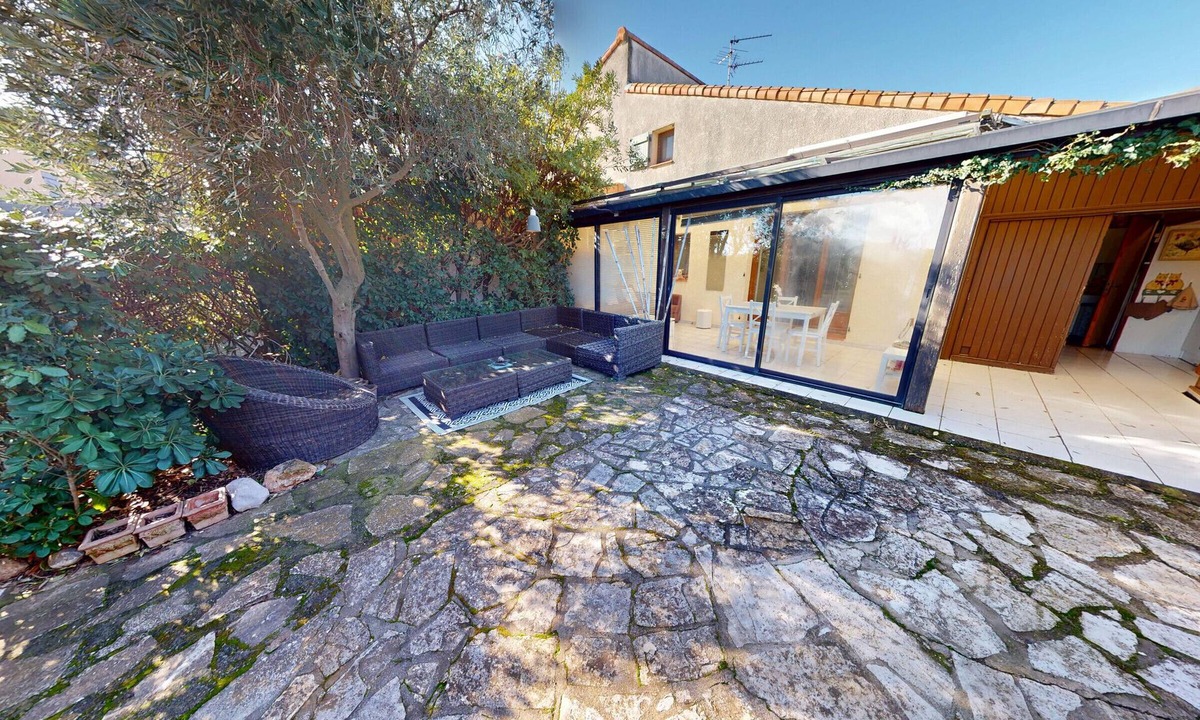 Vic-la-Gardiole House | Bright Family Home in Vic-la-Gardiole with Pool and Parking