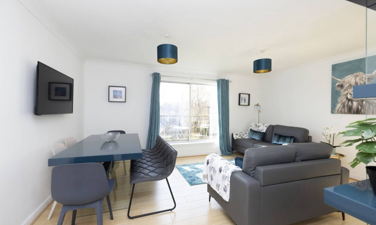 Govan Apartment | Bright Flat Overlooking The Clyde