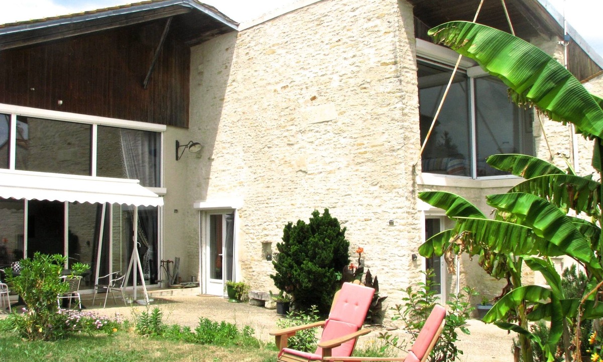 Saint-Hilaire-la-Palud House | Bright and spacious renovated barn
