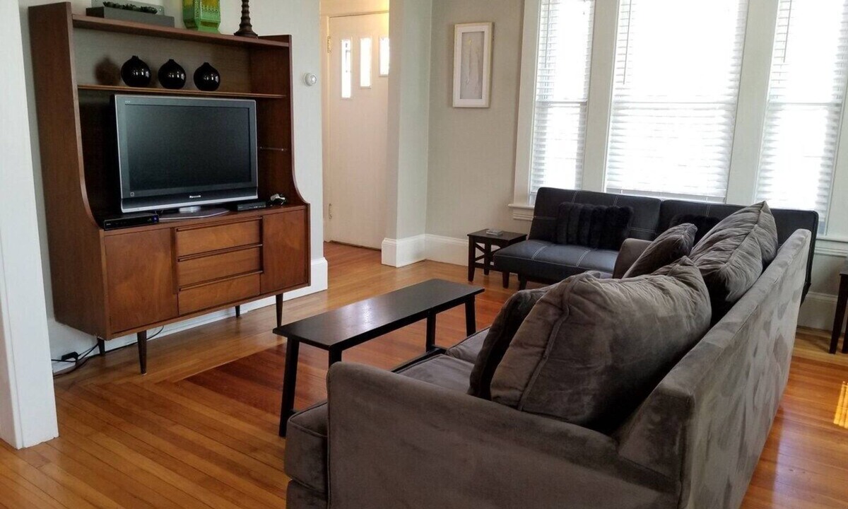 Manchester Apartment | Bright Front Facing Unit - Private Front Farmers Porch