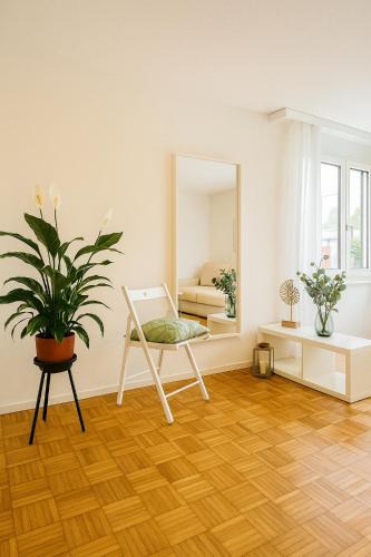 Wurenlos Apartment | Bright furnished Studio with workspace and garden area near Zurich