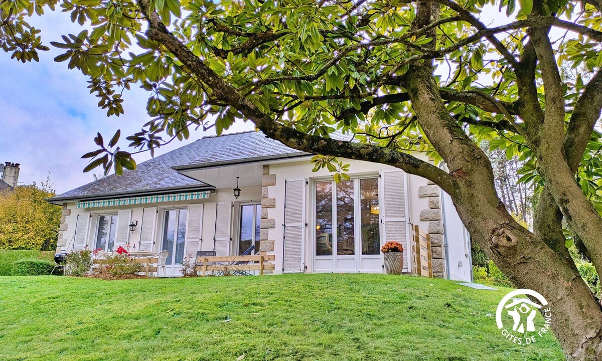 L'Huisserie Cottage | Bright Gîte near Laval, 3 bedrooms, large grounds, ideal for families