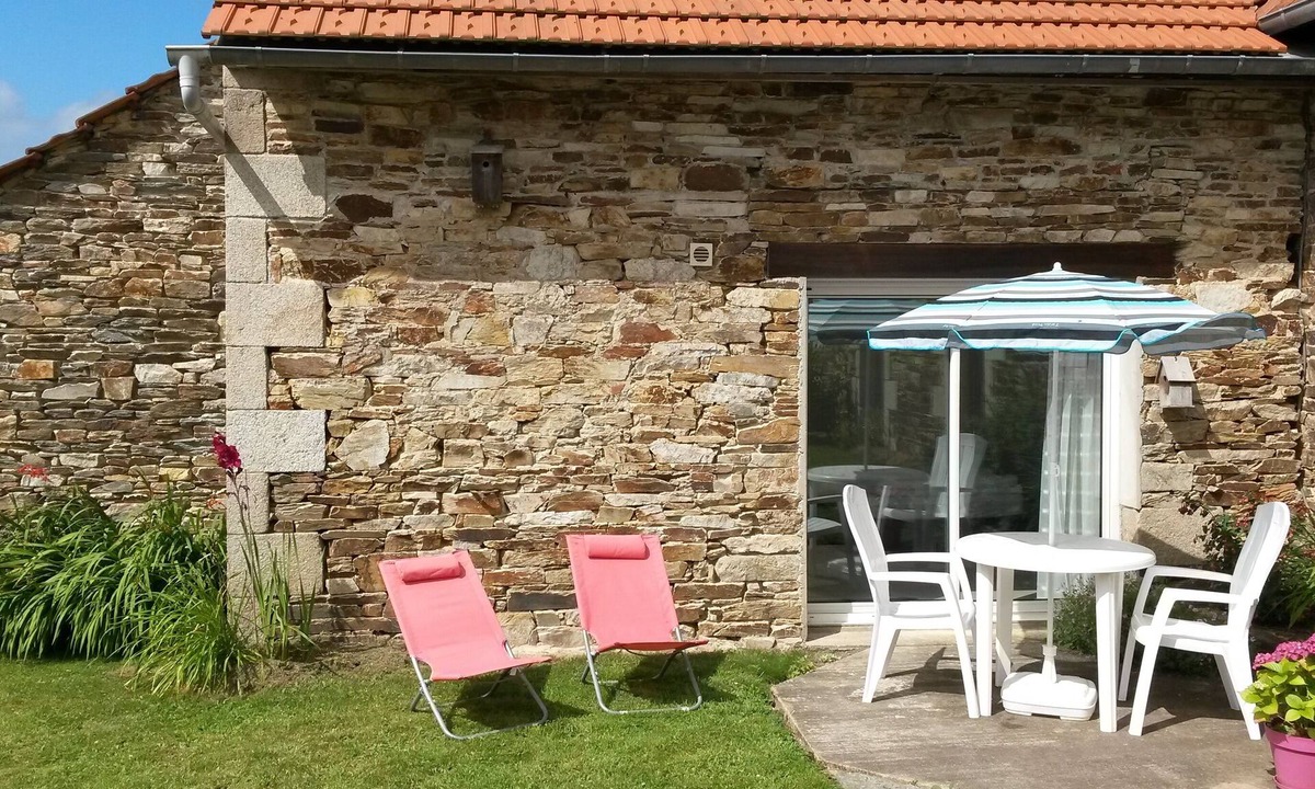 Lannion Apartment | Bright gîte with terrace and quiet garden