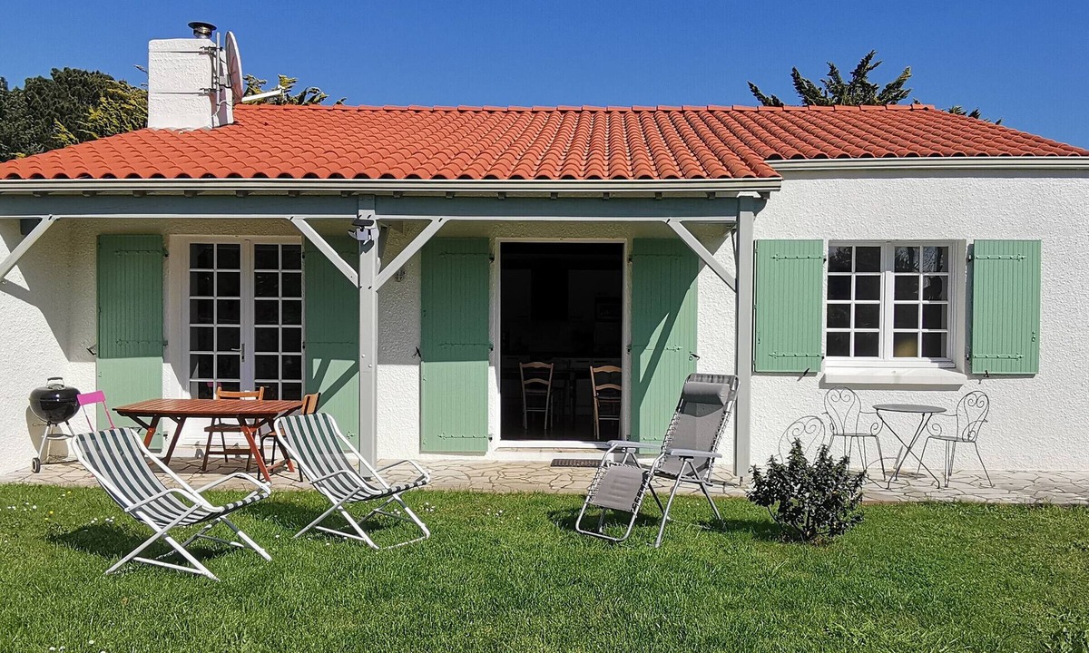 Saint-Vincent-sur-Jard House | Bright house for 6, 700m from beach, spacious garden