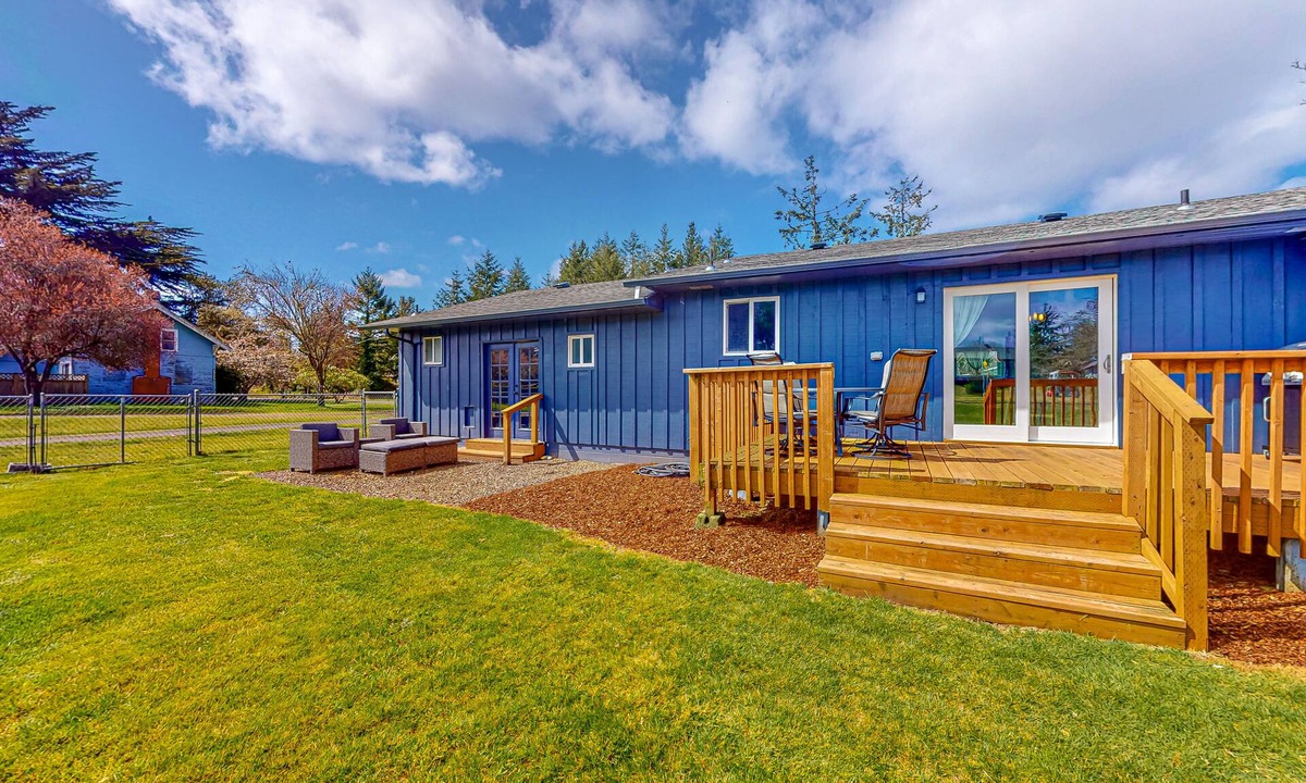 Ocean Park House | Bright home with large yard, deck & firepit - walk to the beach