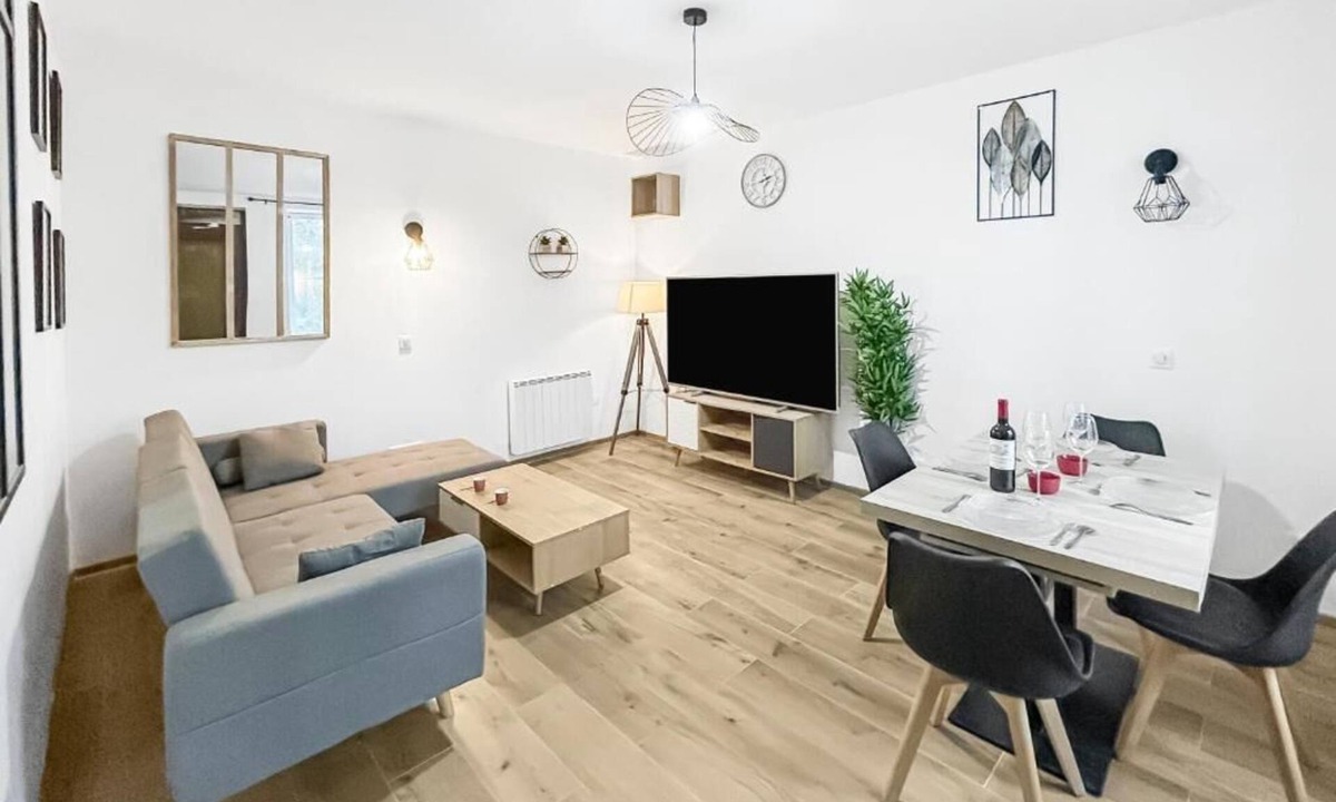 Saint-Leu-dEsserent House | Bright house with glass roof & large screen