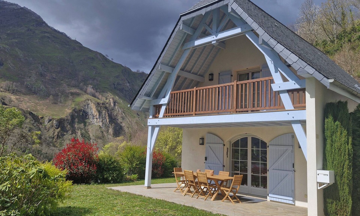 Louvie-Soubiron House | Bright house with sunny terrace & mountain view
