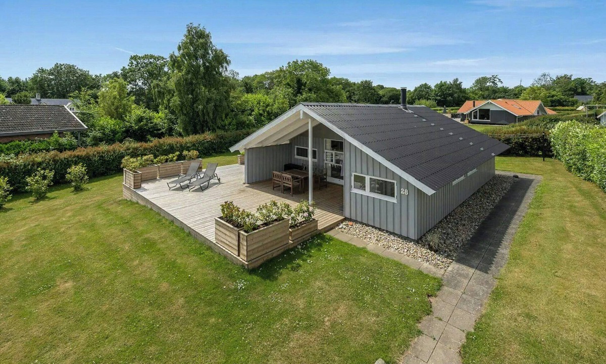 Mommark Strand House | Bright house with sea view and a hot tub on Als